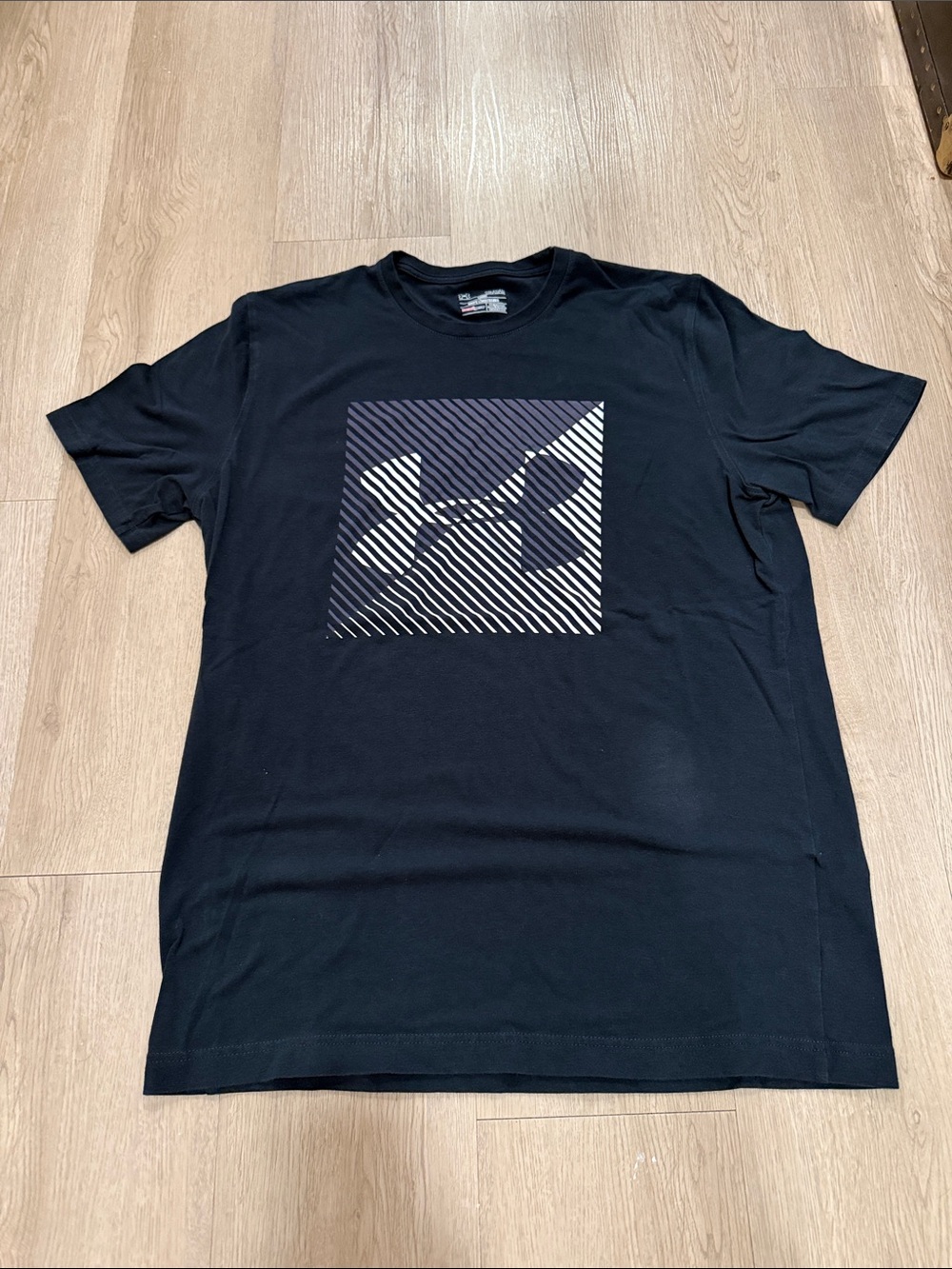 Under Armour Men’s Black Short-Sleeve Graphic Logo Tee